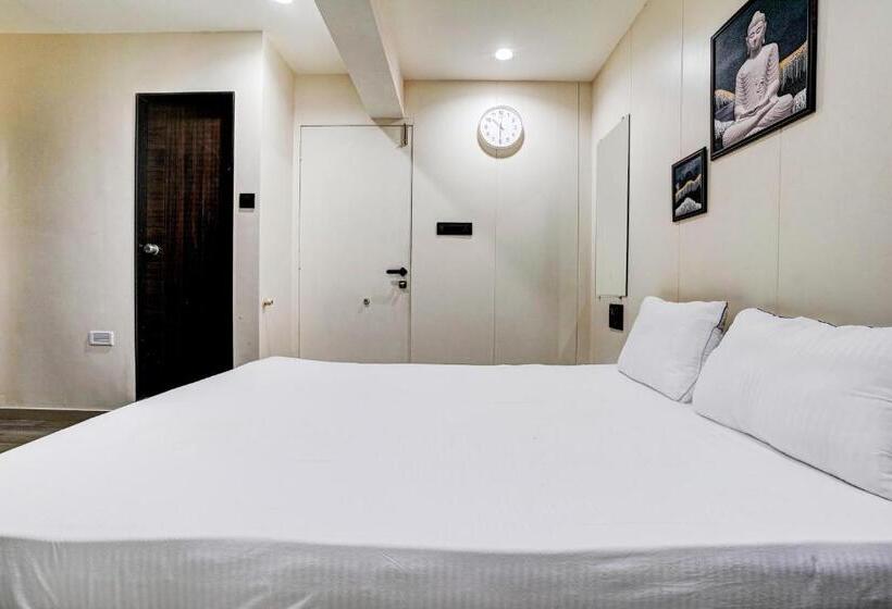 اتاق کلاسیک سه تخته, Oyo Hotel R One