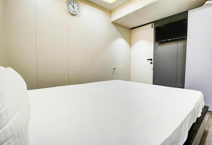 اتاق کلاسیک سه تخته, Oyo Hotel R One