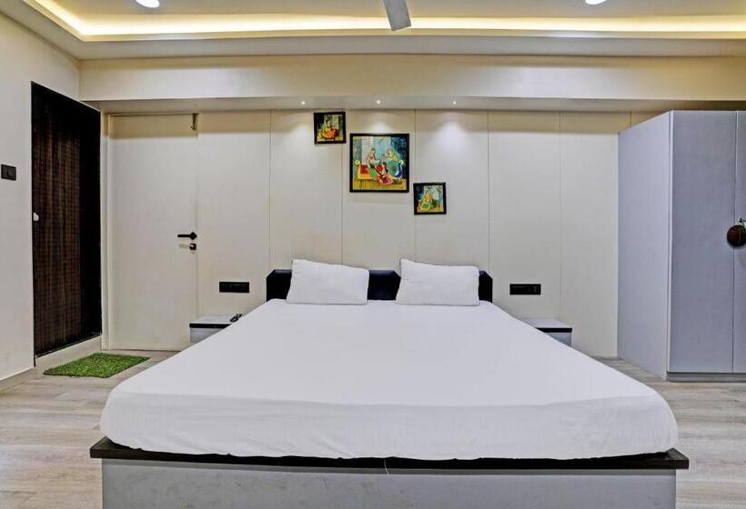 اتاق کلاسیک سه تخته, Oyo Hotel R One