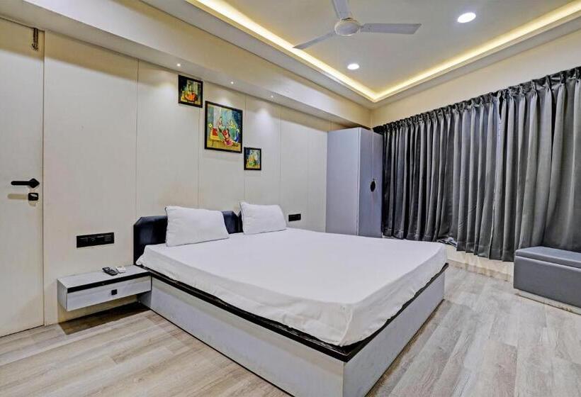 اتاق کلاسیک سه تخته, Oyo Hotel R One