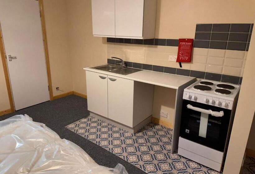 Студия Стандарт, Tottenham Lane Guest House