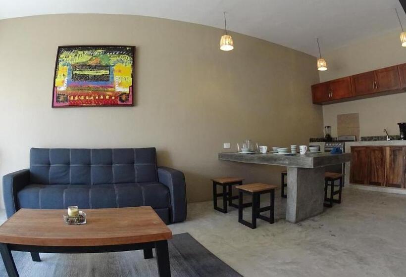 بانگلوی استاندارد, Lya Beach House