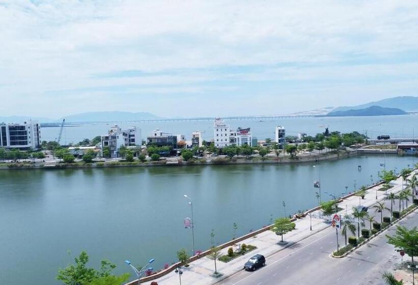 Triple Room Sea View, Red