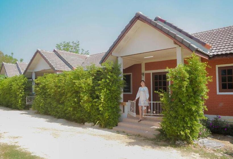 חדר סטנדרט לארבעה, Pranpalun ปราณปาลัน