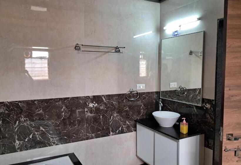 Люкс с Балконом, Hillview Rooms By 29 Bungalow