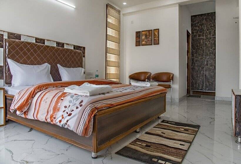 Номер Deluxe, F S Kasauli