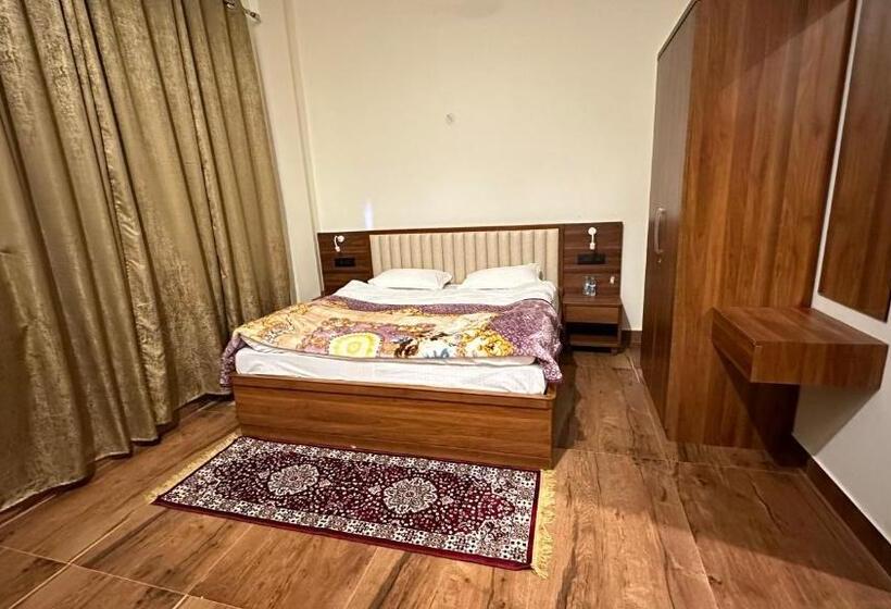Номер Deluxe, F S Kasauli