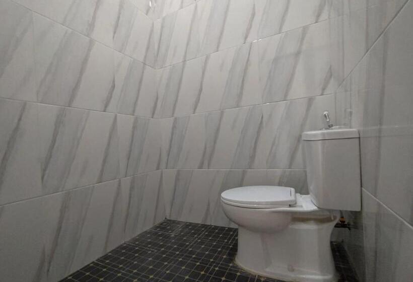 Номер Deluxe, Reddoorz Syariah Near Alun Alun Tegal 2
