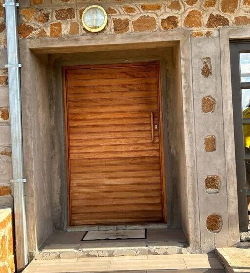 خانه 3 خوابه, Cozy Farm 3bdrm 8 Km Thababosiu