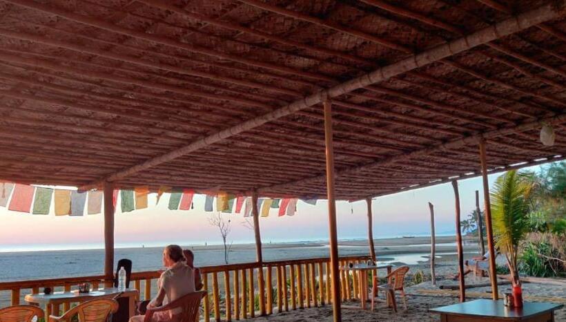 اتاق خانوادگی, Kenchas Beach Resort