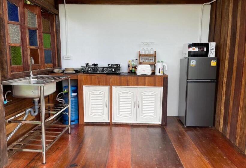 可看到停车场的标准间, บ้านเล็กในป่าใหญ่ At น่าน Little House In The Forest At Nan
