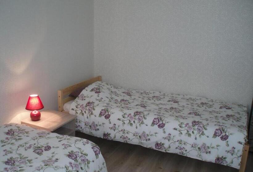 اتاق استاندارد سه نفره, Centra House