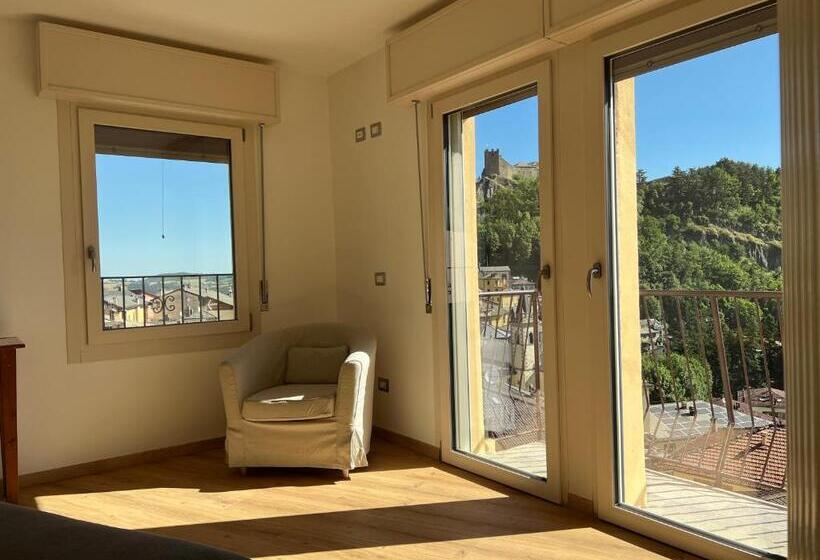 2 Bedroom Apartment with Views, Tirolo
