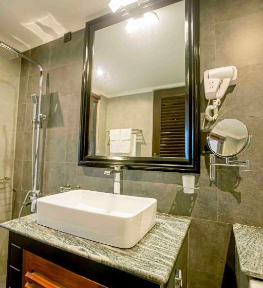 اتاق لوکس با بالکن و چشم‌انداز دریا, Emerald Bay Resort Mirissa