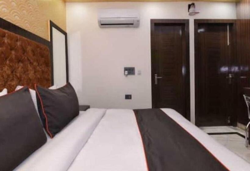 Triple Classic Room, Capital O Paradise Residency  Near Lotus Temple