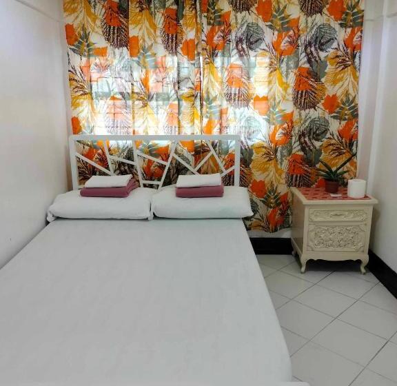 اتاق استاندارد, Sassy S Place