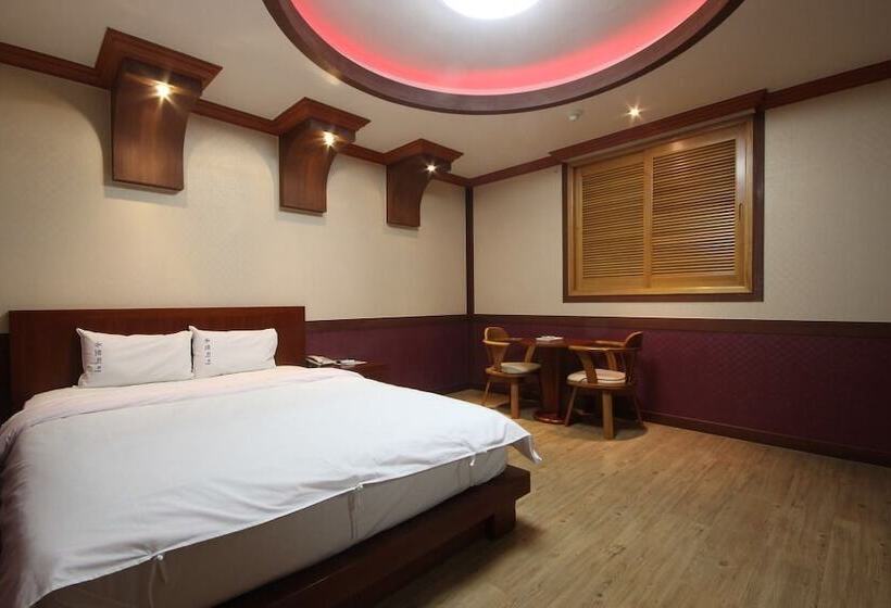 Номер Стандарт, Utopia Motel