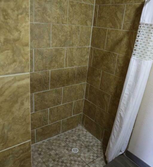 חדר סטנדרט עם מיטת קינג, Budget Inn