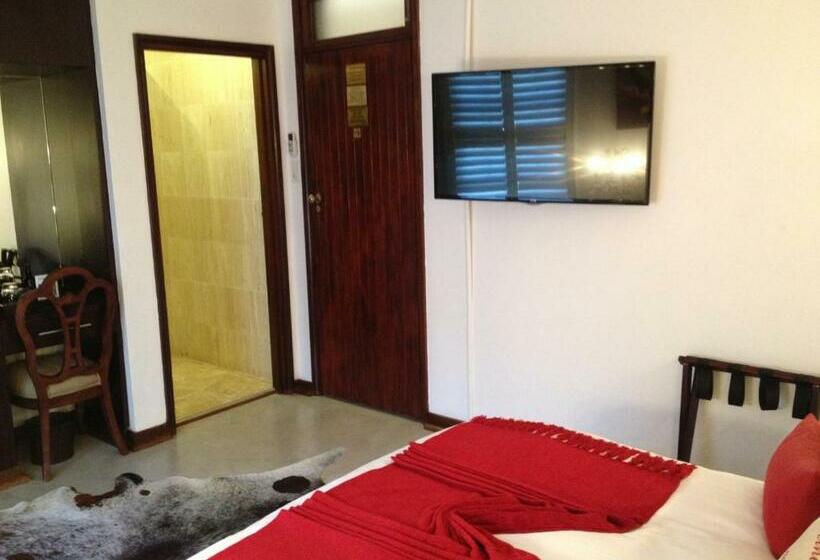 Quarto Estandar, Five Burnham Guest House