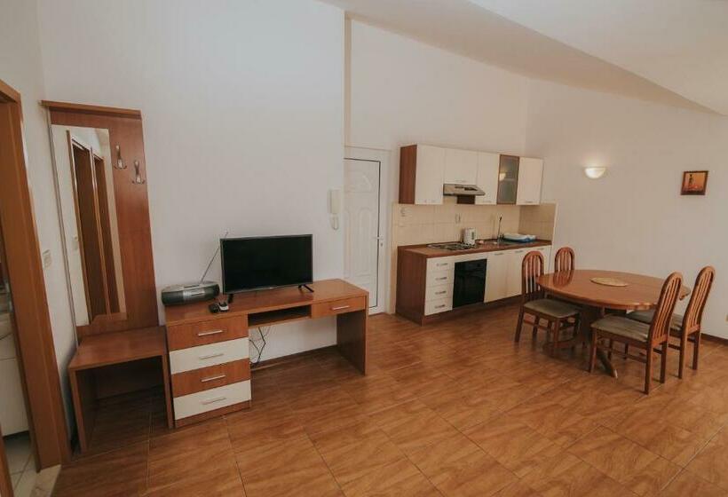 דירת חדר, Villa Malo More
