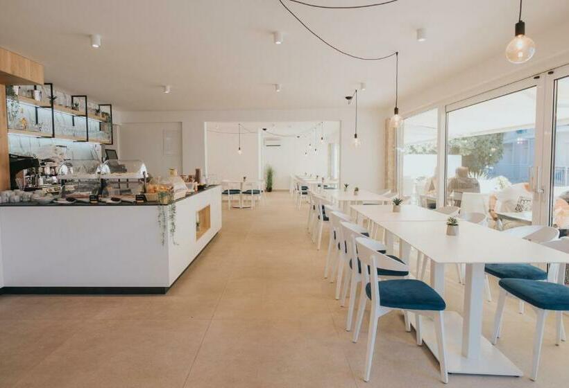 דירת חדר, Villa Malo More