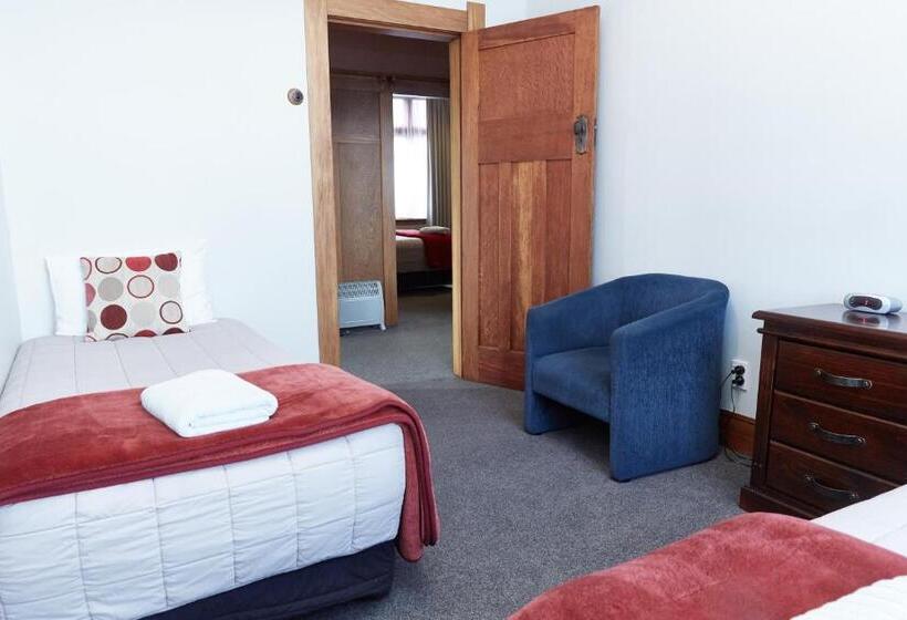 Дом 4 Спальни, Admiral Court Motel & Apartments