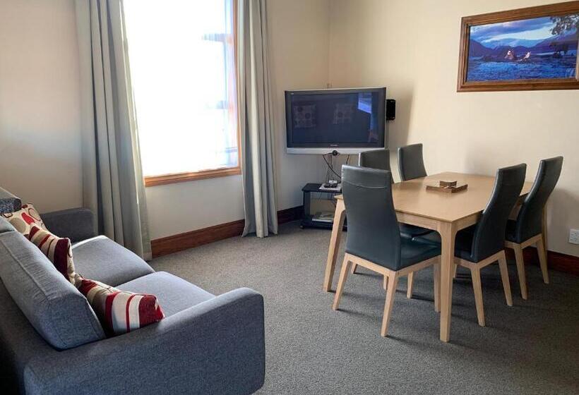 Дом 4 Спальни, Admiral Court Motel & Apartments