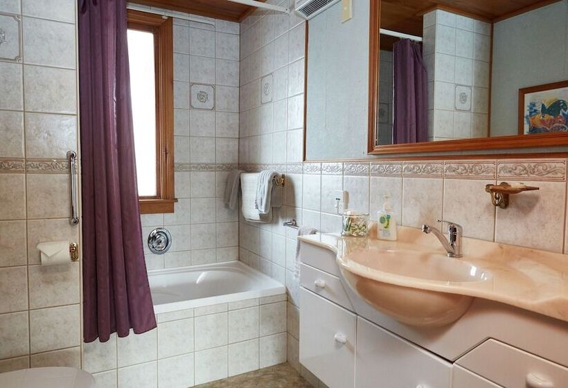 Дом 4 Спальни, Admiral Court Motel & Apartments