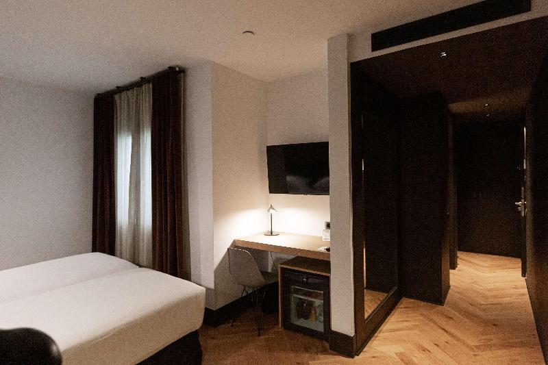 Номер Deluxe, Pi Athens