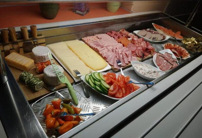 Номер Стандарт с Балконом, Restaurant Christine