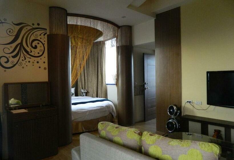 اتاق لوکس با بالکن و چشم‌انداز دریا, The Domed Tile Bb