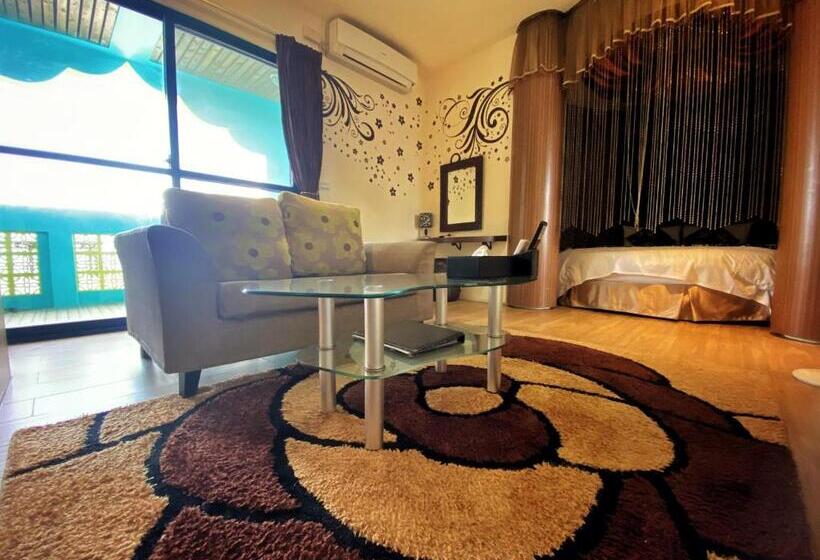 اتاق لوکس با بالکن و چشم‌انداز دریا, The Domed Tile Bb