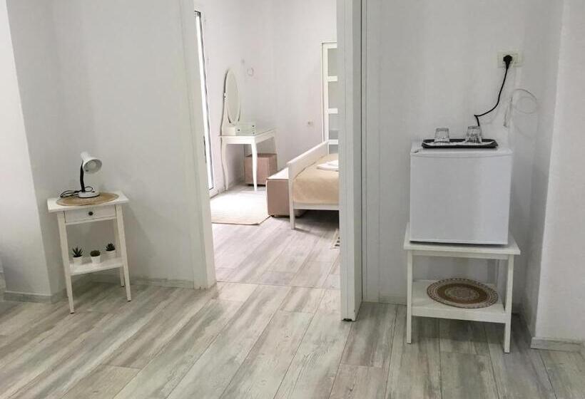 Quarto Familiar Deluxe, Stolis