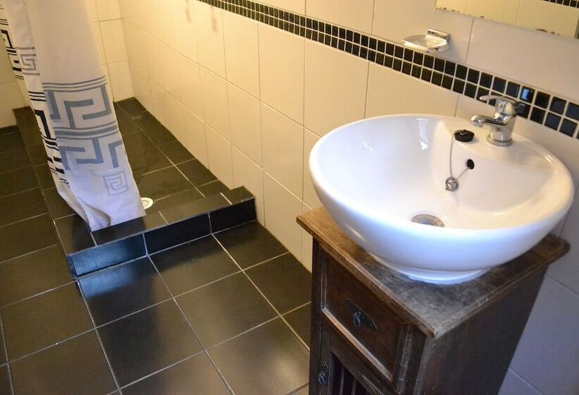 تختخواب در اتاق مشترک, Landay Hostel
