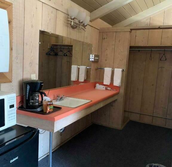 Quarto Familiar, Bristlecone Motel