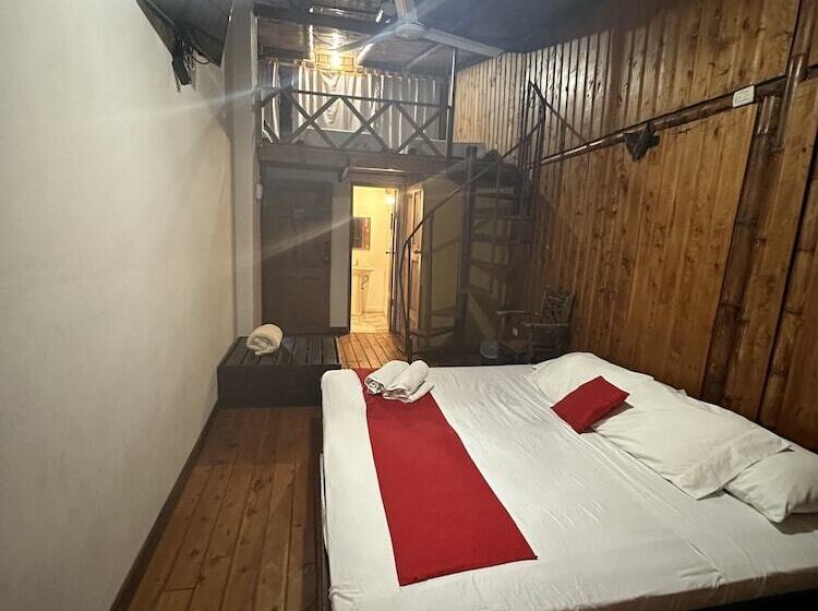 اتاق خانوادگی, Pacande B&b