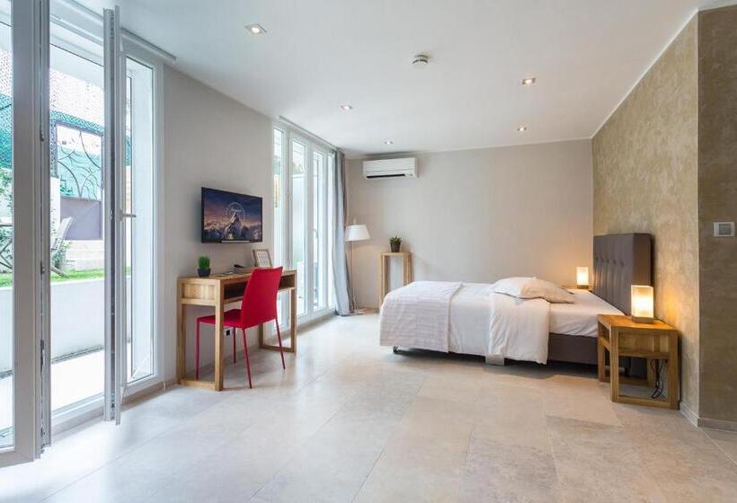 استودیوی استاندارد, Villa Velvet