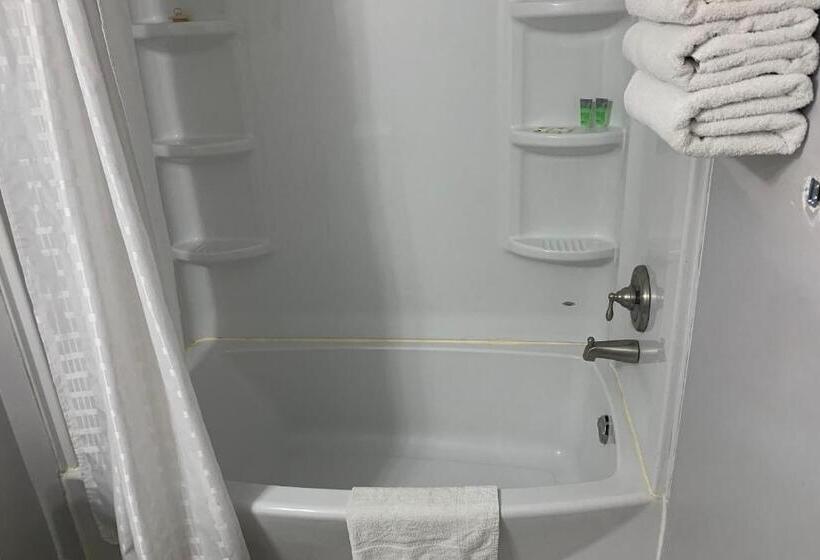 Номер Deluxe, Lucien Motel
