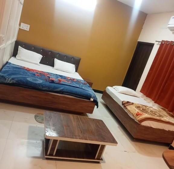 Quarto Triplo Estandar, Ujjain Hotel Shree Radhe Krishna Please
