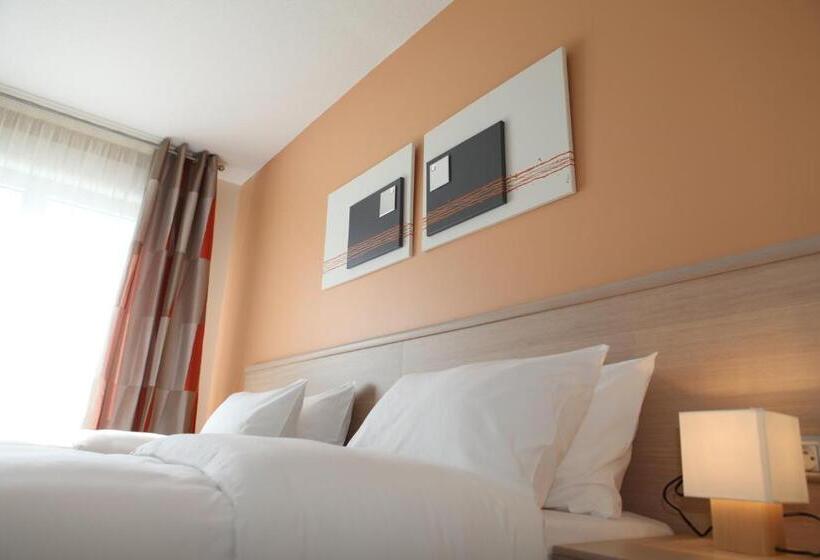 Номер Стандарт Трехместный, The Originals Boutique, Hotel L Occitan, Aubagne