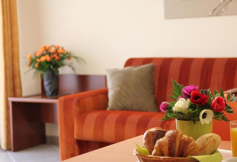 Четырехместный Номер Стандарт, The Originals Boutique, Hotel L Occitan, Aubagne