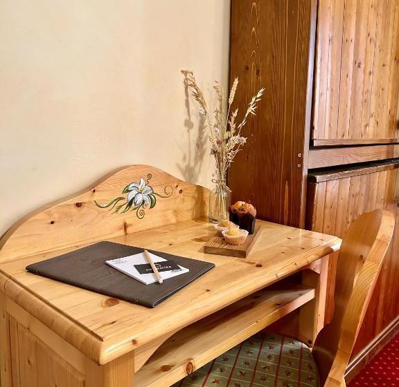 اتاق استاندارد سه نفره, Hameau Des Prodains   Hôtel