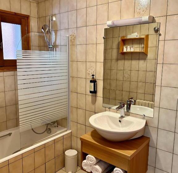 اتاق استاندارد سه نفره, Hameau Des Prodains   Hôtel