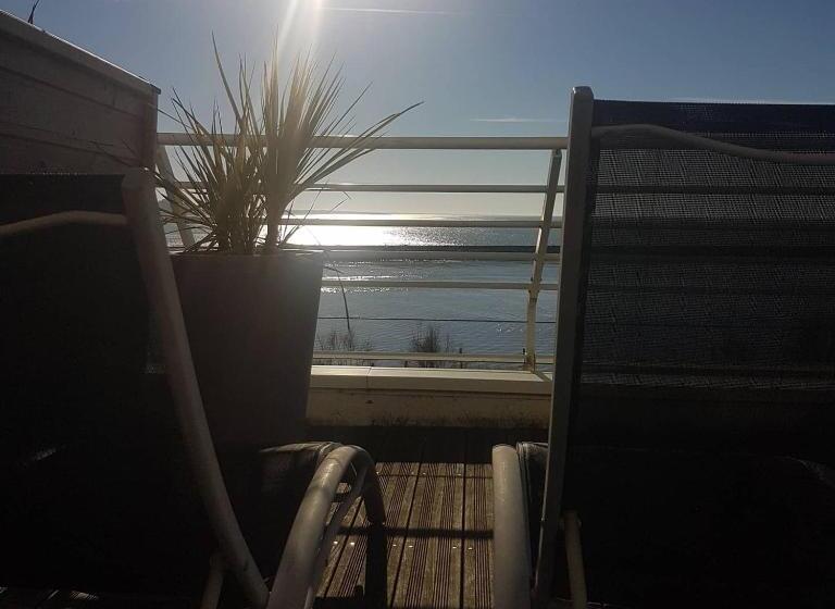 سوییت با چشم‌انداز دریا, Sea View