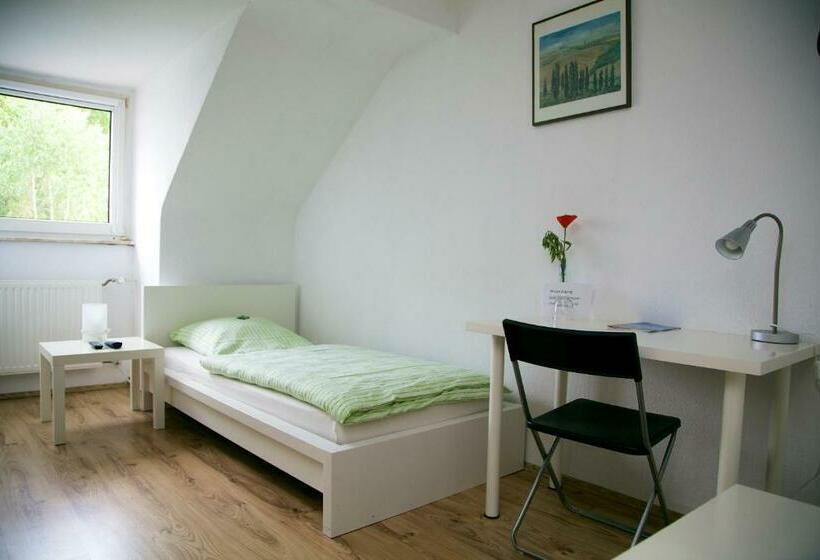 اتاق استاندارد یک نفره, Hoffmann