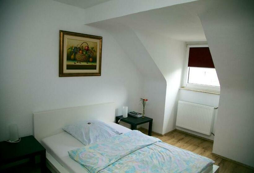 اتاق استاندارد یک نفره, Hoffmann