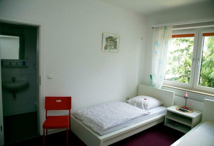 اتاق استاندارد یک نفره, Hoffmann