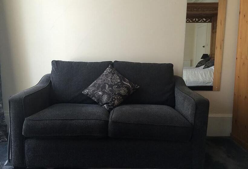 غرفة ديلوكس, The Lowenac