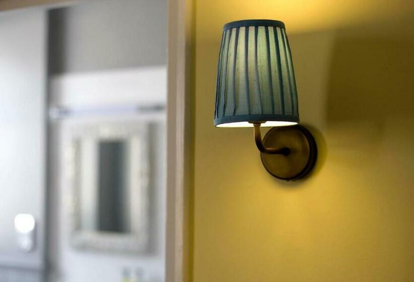 キングサイズベッドのスーペリアルーム, The Three Crowns