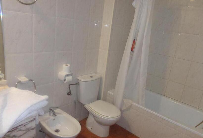 Номер Стандарт Трехместный, Hostal Millan